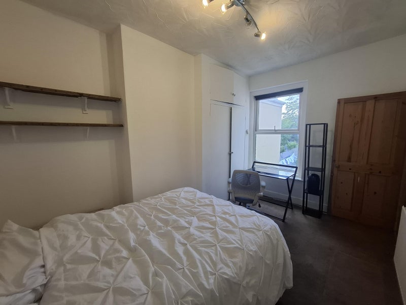 Room Soundwell Road in Bristol