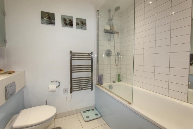 Flat Chadwell Lane in Greater London