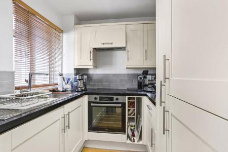 Flat Mathon Court in Guildford