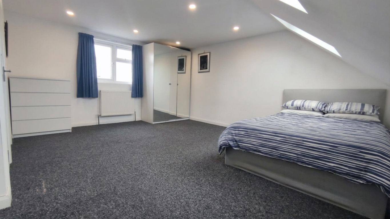 Room Tomswood Hill in Greater London