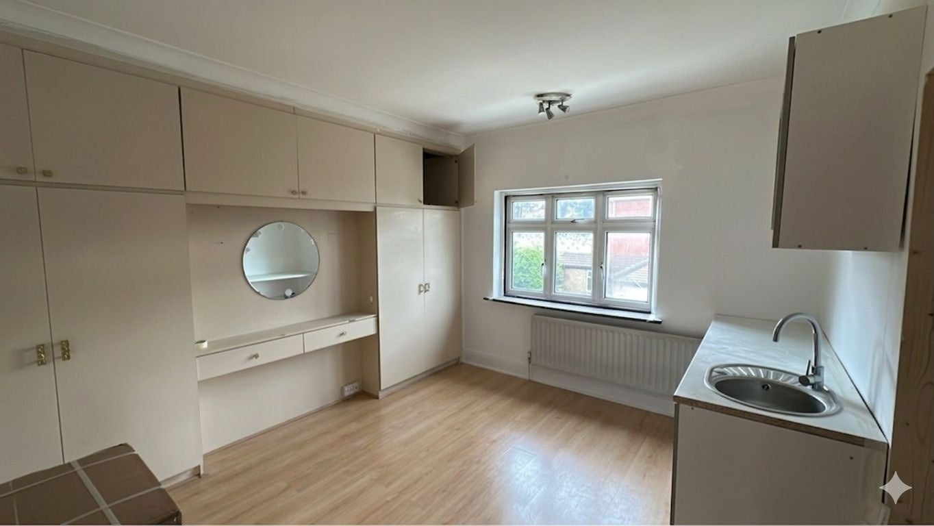 Room Randall Avenue in Greater London