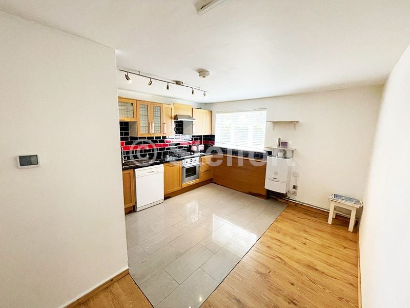 Flat Willesden Lane in Greater London
