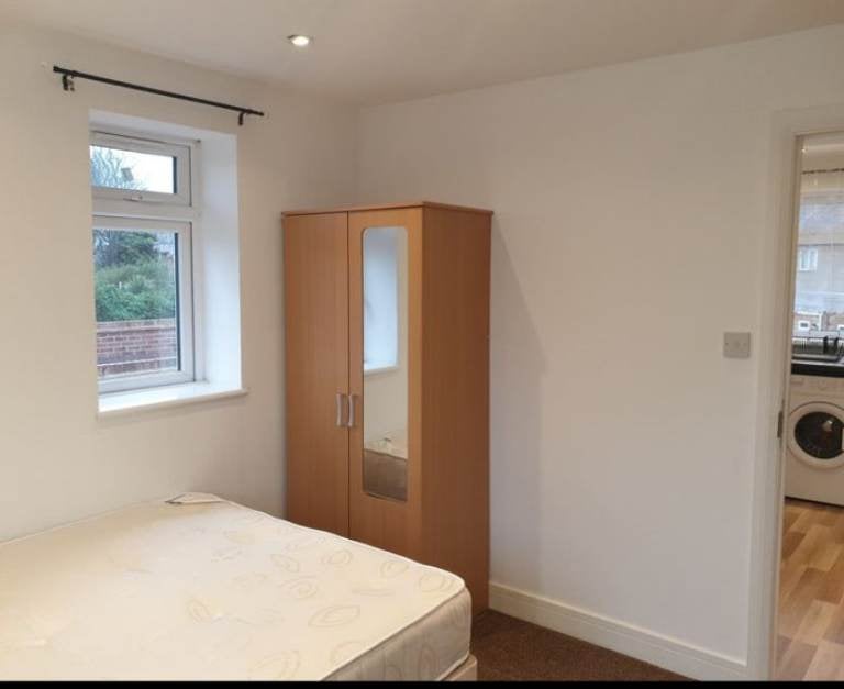 Flat Bryony Road in Greater London