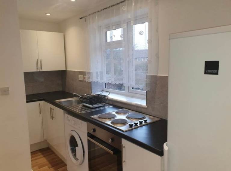 Flat Bryony Road in Greater London