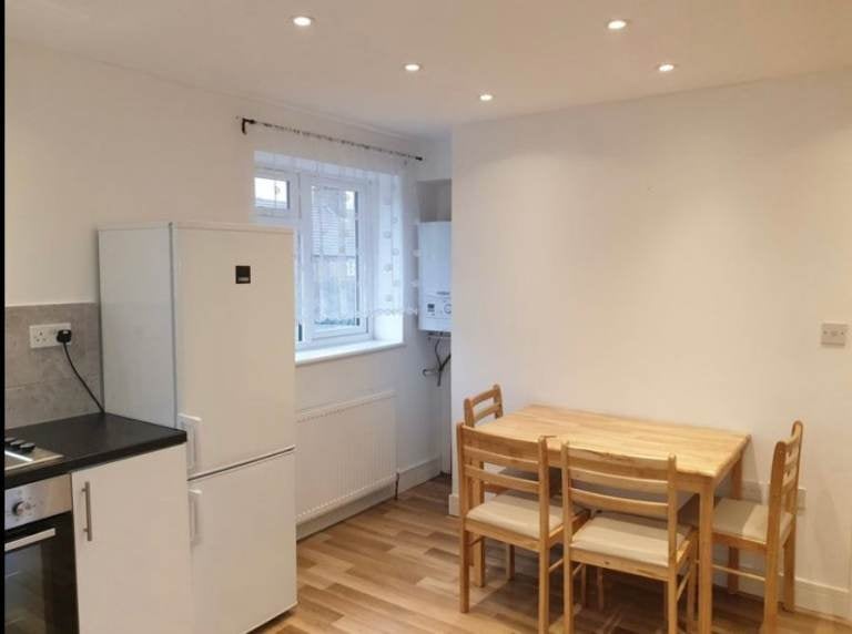 Flat Bryony Road in Greater London