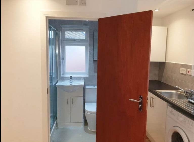 Flat Bryony Road in Greater London