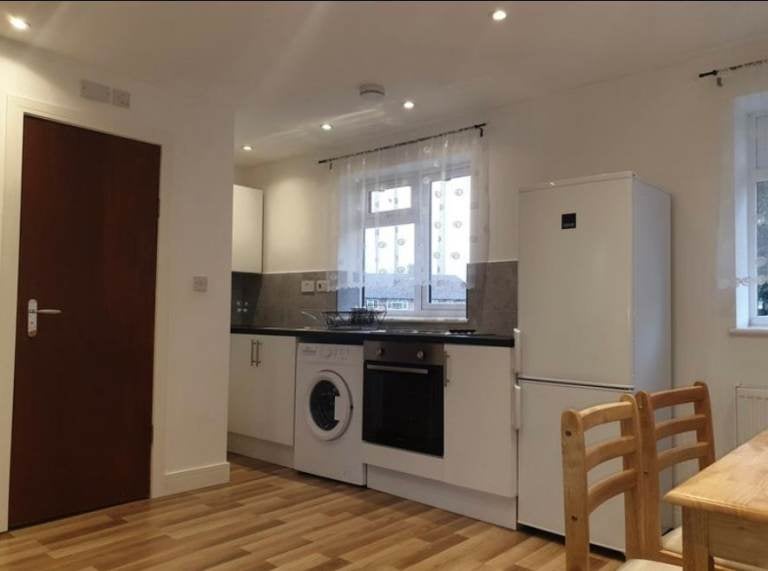 Flat Bryony Road in Greater London