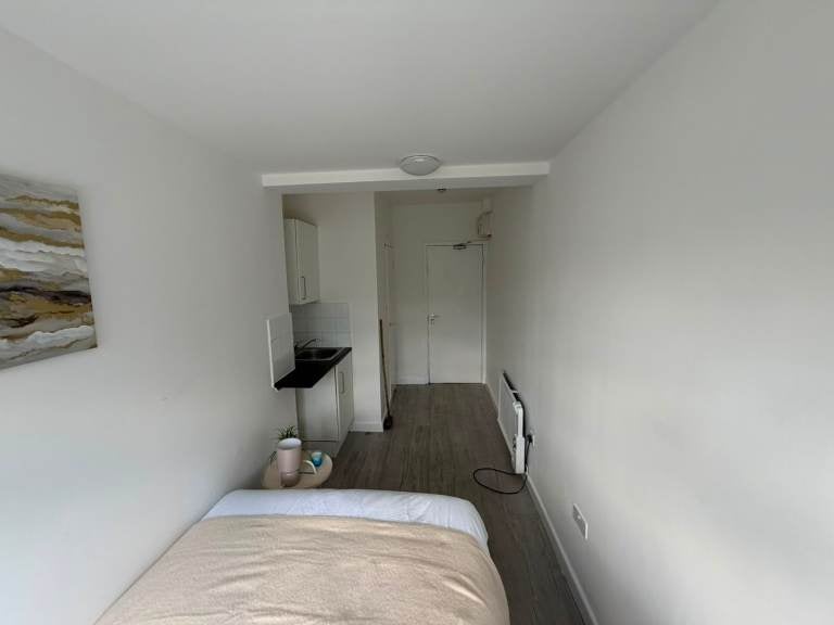Flat Marmadon Road in Greater London
