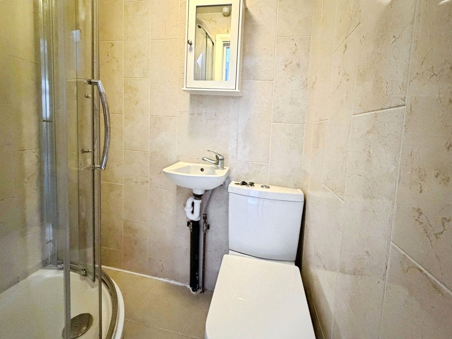 Room Kings Lane in Borough of Runnymede