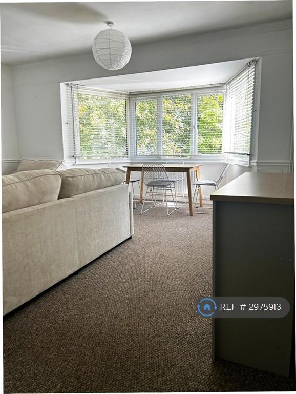 Room Bassett Avenue in Southampton