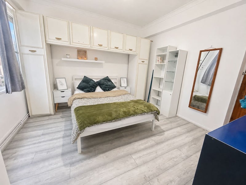 Flat Bronti Close in Greater London