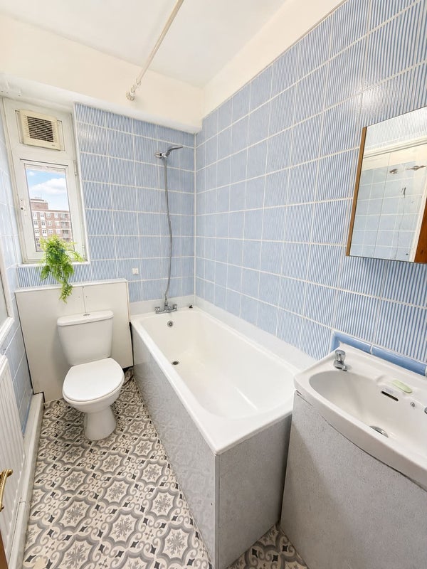 Flat Bronti Close in Greater London