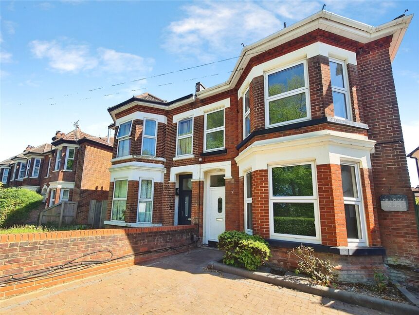 Flat Foundry Lane in Southampton