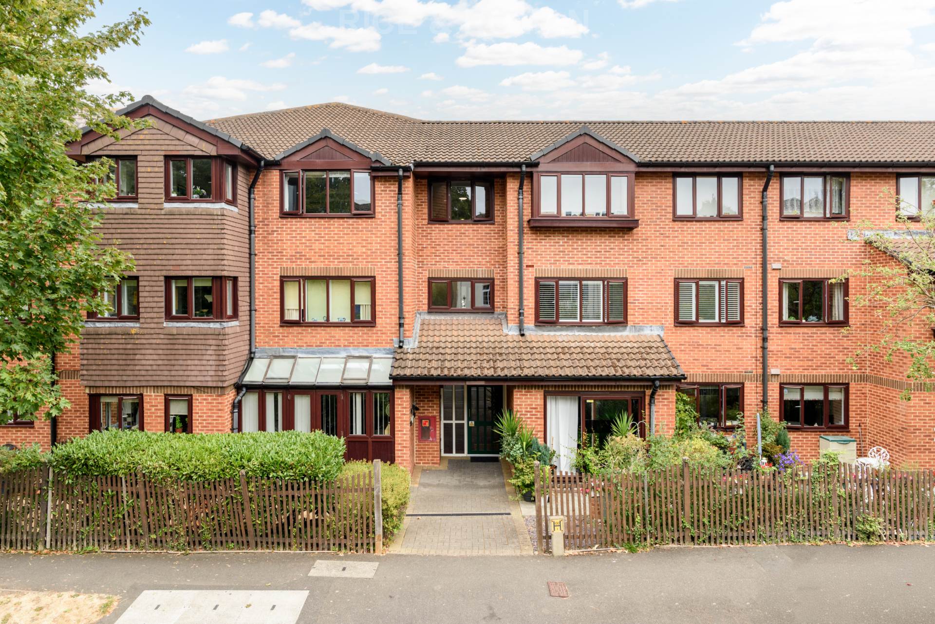 Flat Wordsworth Drive in Greater London