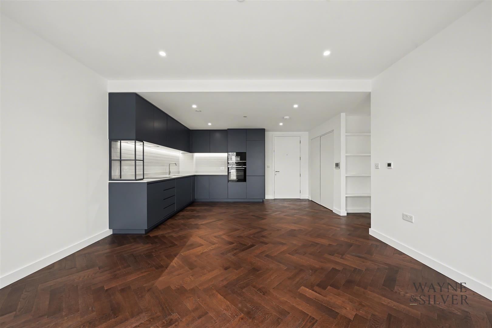 Flat Parkview Avenue in Greater London