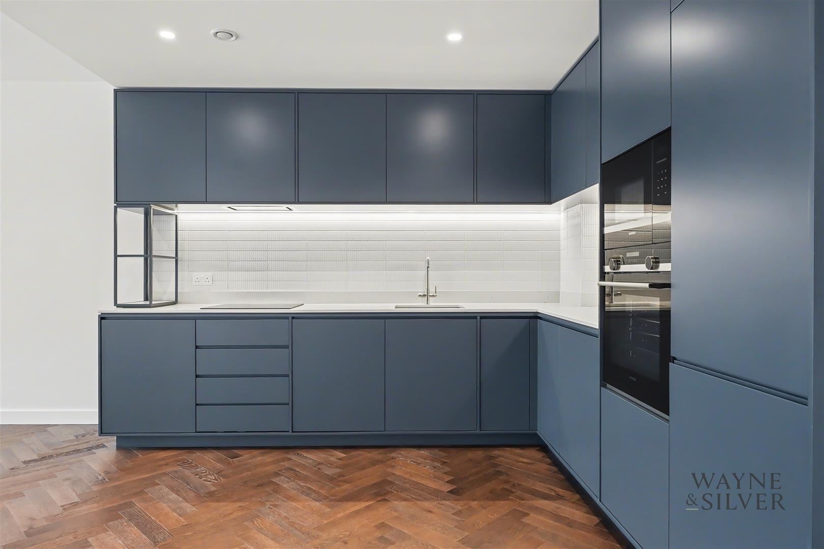Flat Parkview Avenue in Greater London