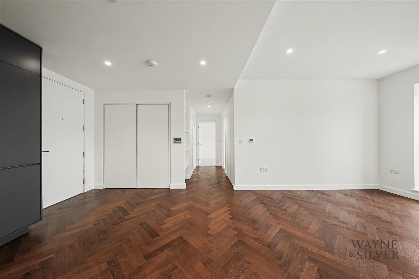 Flat Parkview Avenue in Greater London