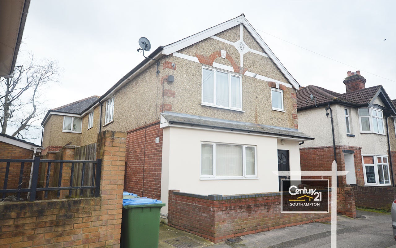 Flat Sholing Road in Southampton
