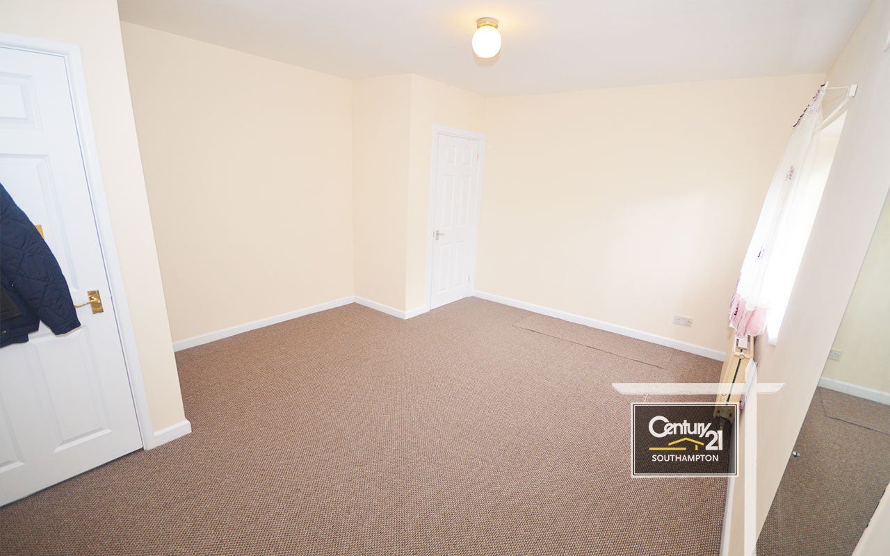 Flat Sholing Road in Southampton