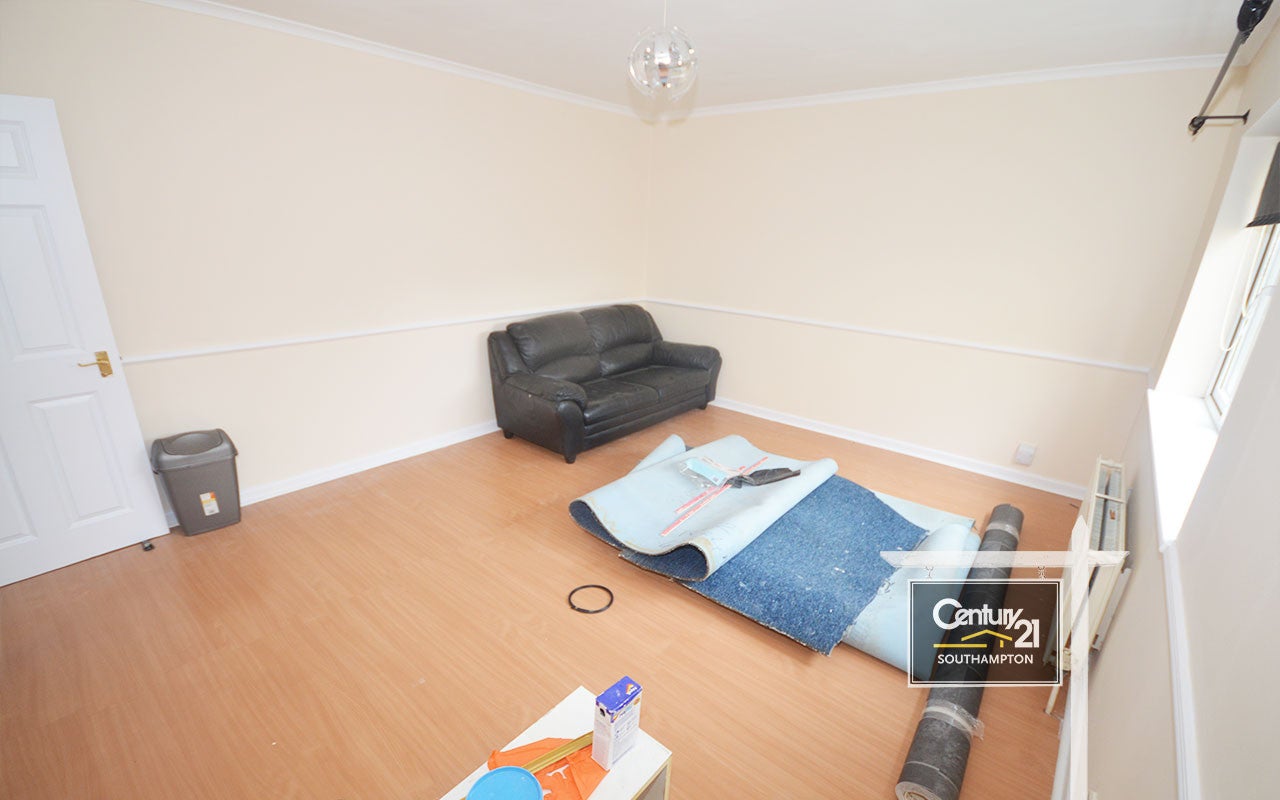 Flat Sholing Road in Southampton