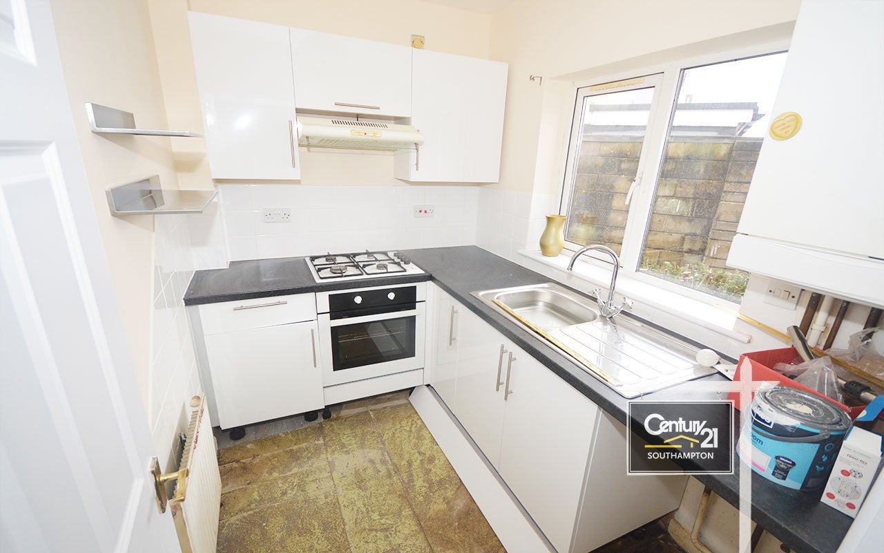 Flat Sholing Road in Southampton