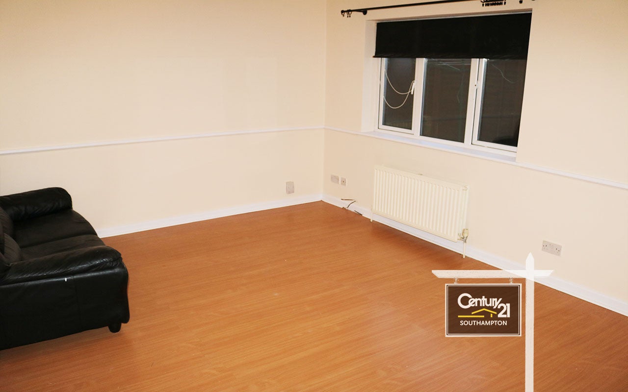 Flat Sholing Road in Southampton