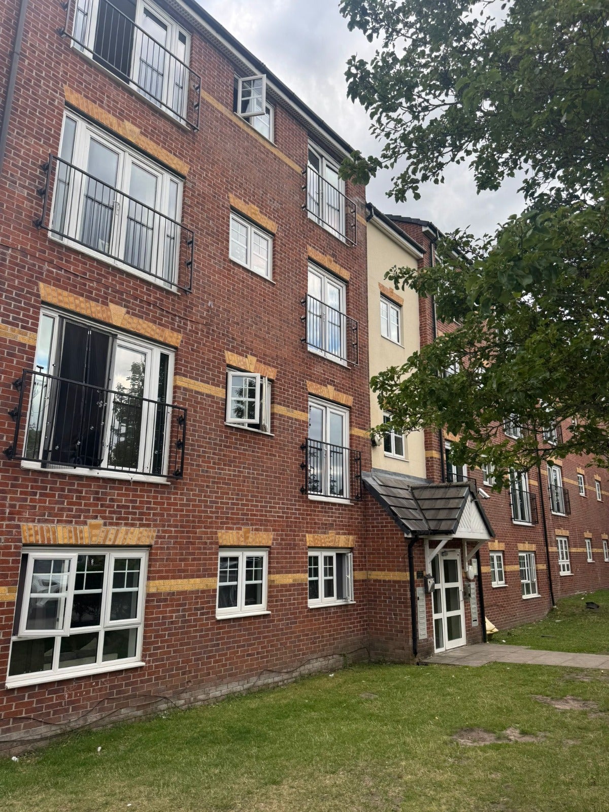Flat Larch Gardens in Manchester