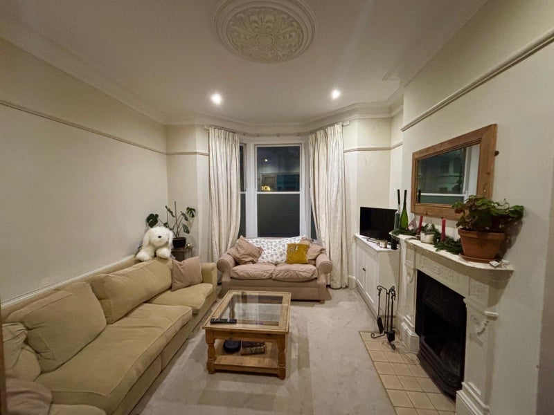 Room Grandison Road in Greater London
