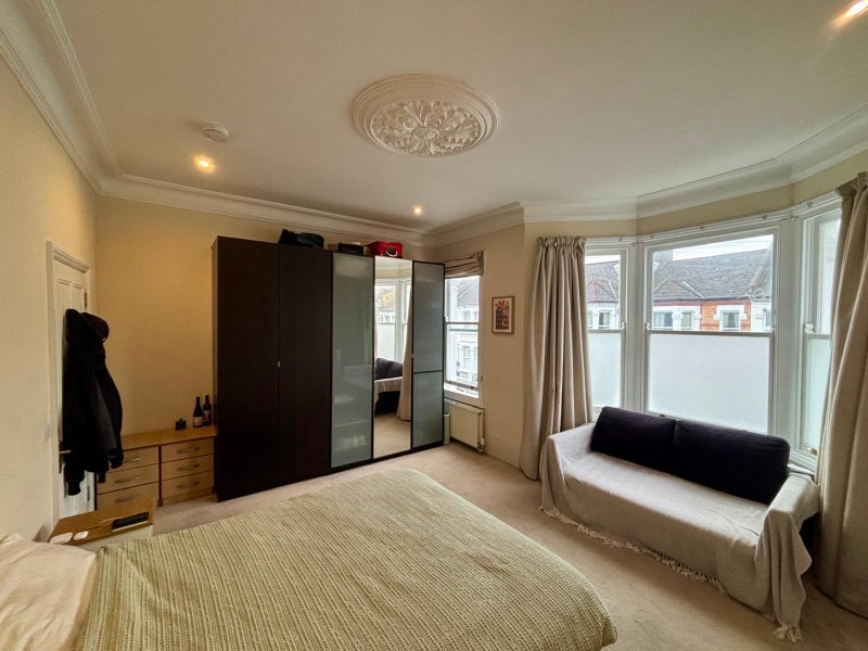 Room Grandison Road in Greater London