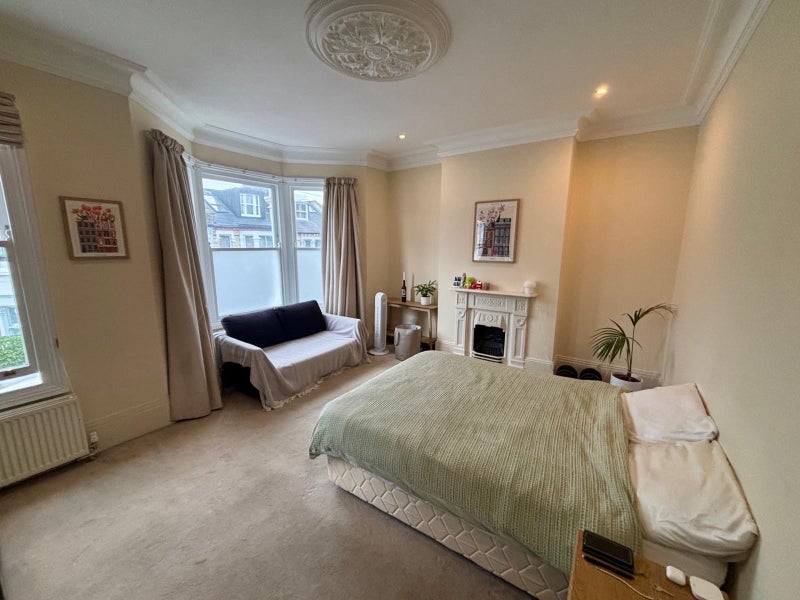 Room Grandison Road in Greater London