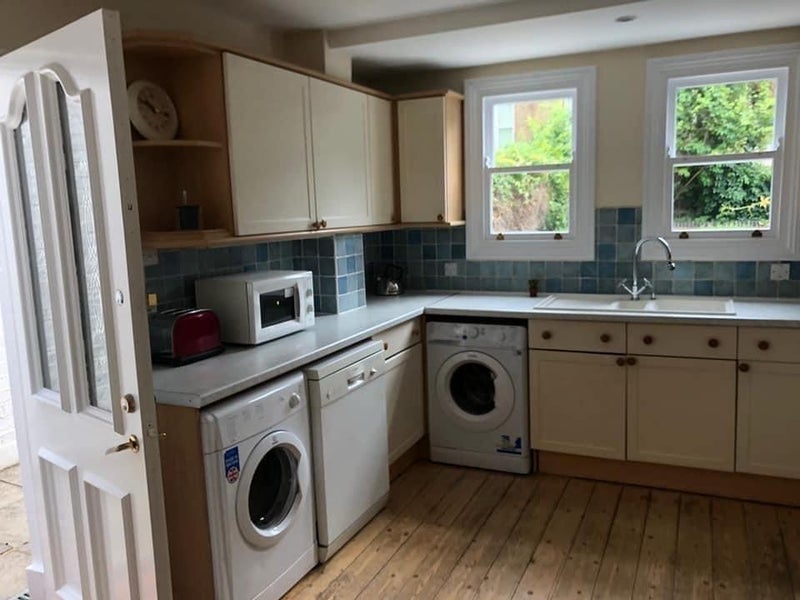 Room Grandison Road in Greater London