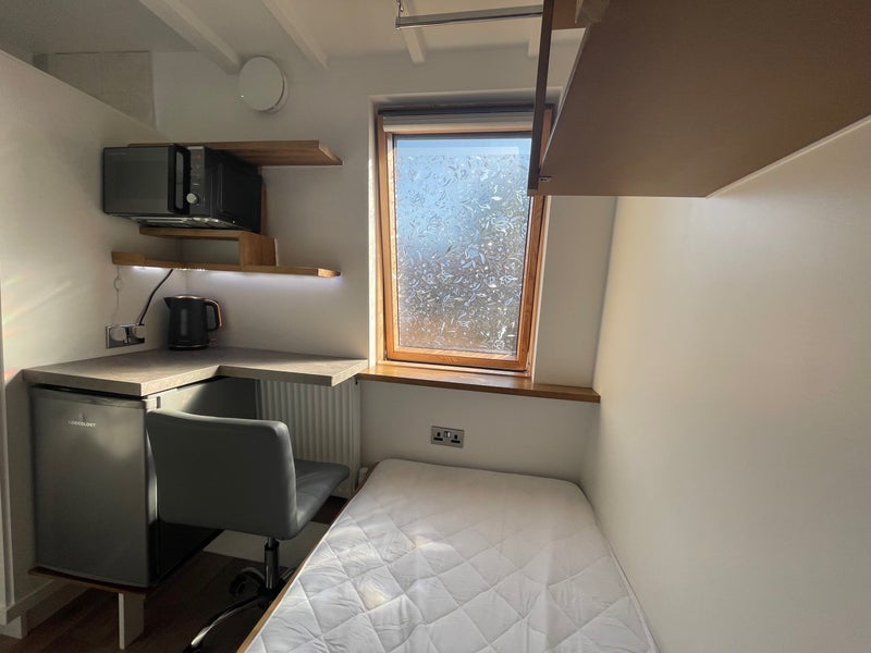 Room Leyspring Road in Greater London
