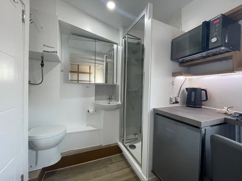 Room Leyspring Road in Greater London
