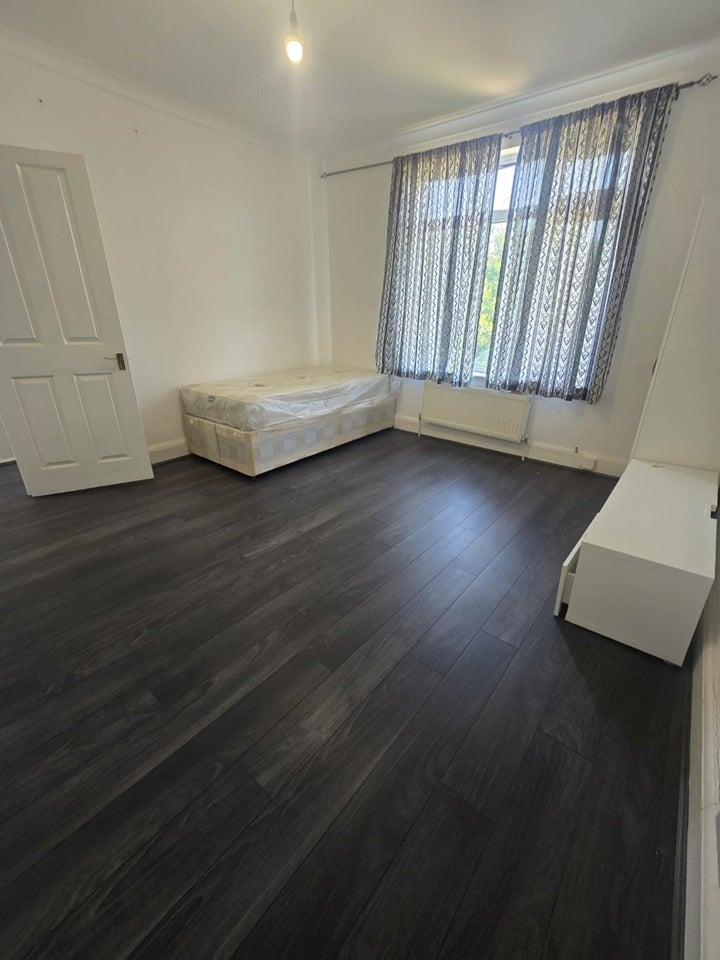 Room Sinclair Road in Greater London