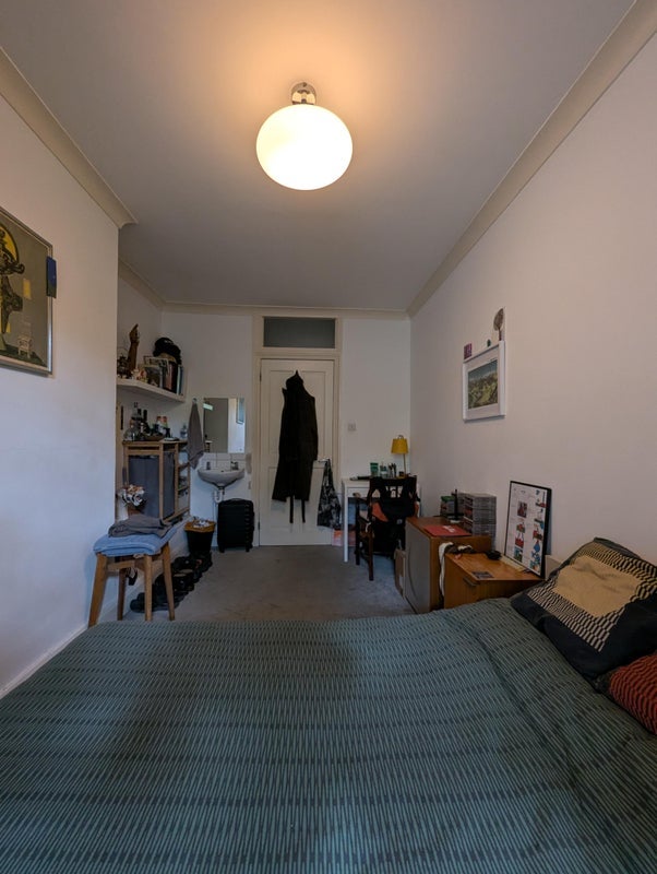 Flat Peckham Road in Greater London