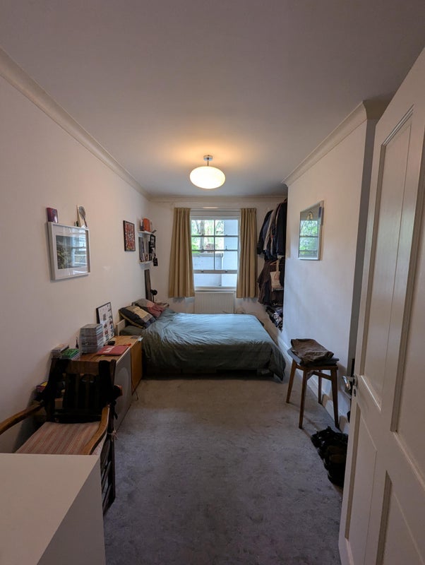 Flat Peckham Road in Greater London