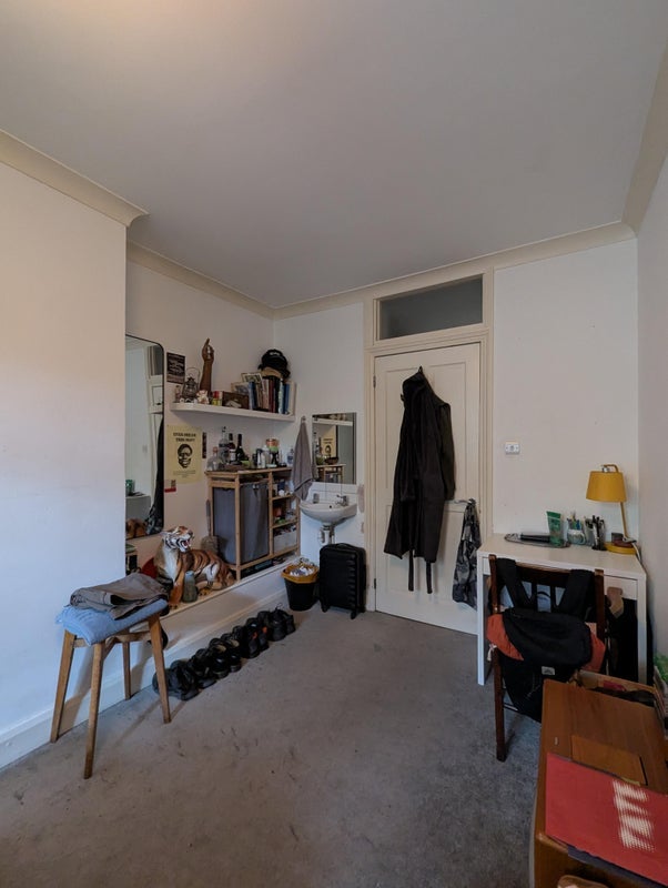 Flat Peckham Road in Greater London