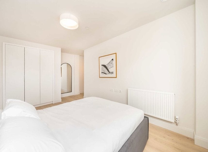 Flat Stonhouse Street in Greater London