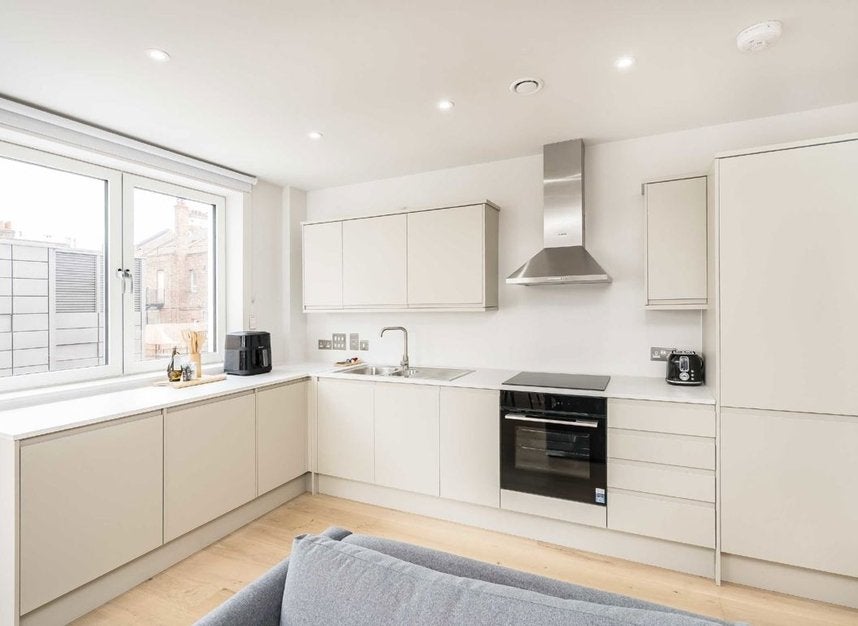 Flat Stonhouse Street in Greater London