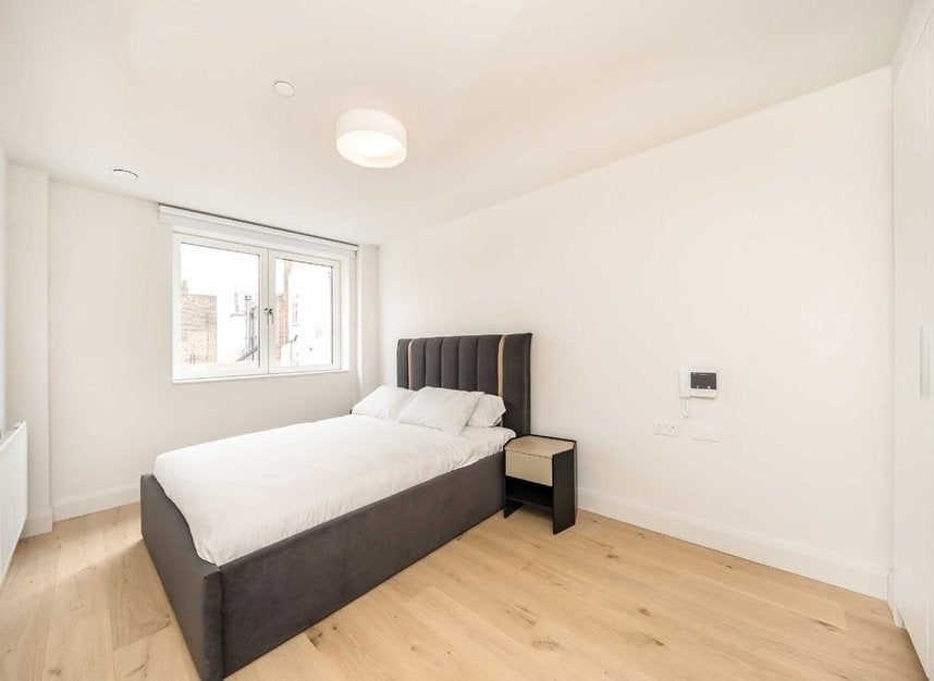 Flat Stonhouse Street in Greater London