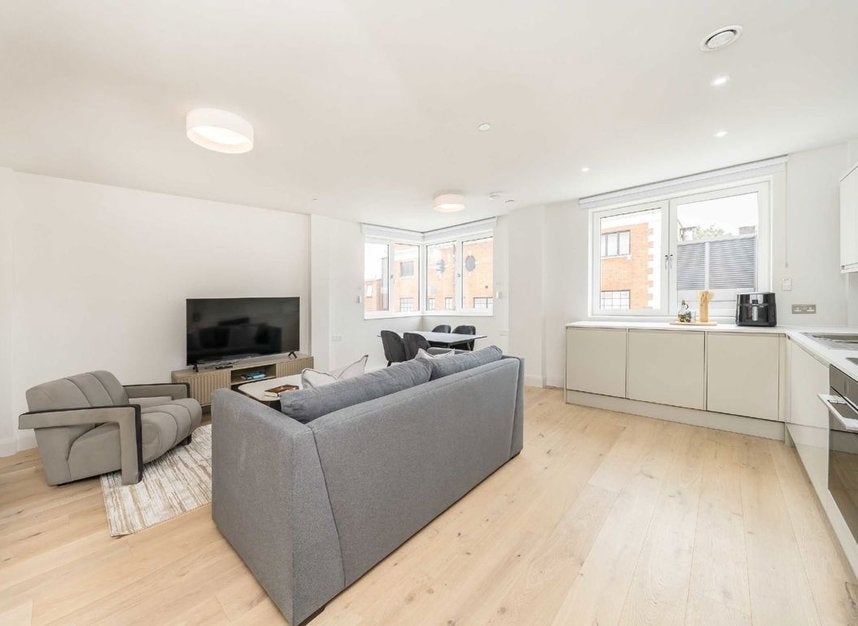 Flat Stonhouse Street in Greater London
