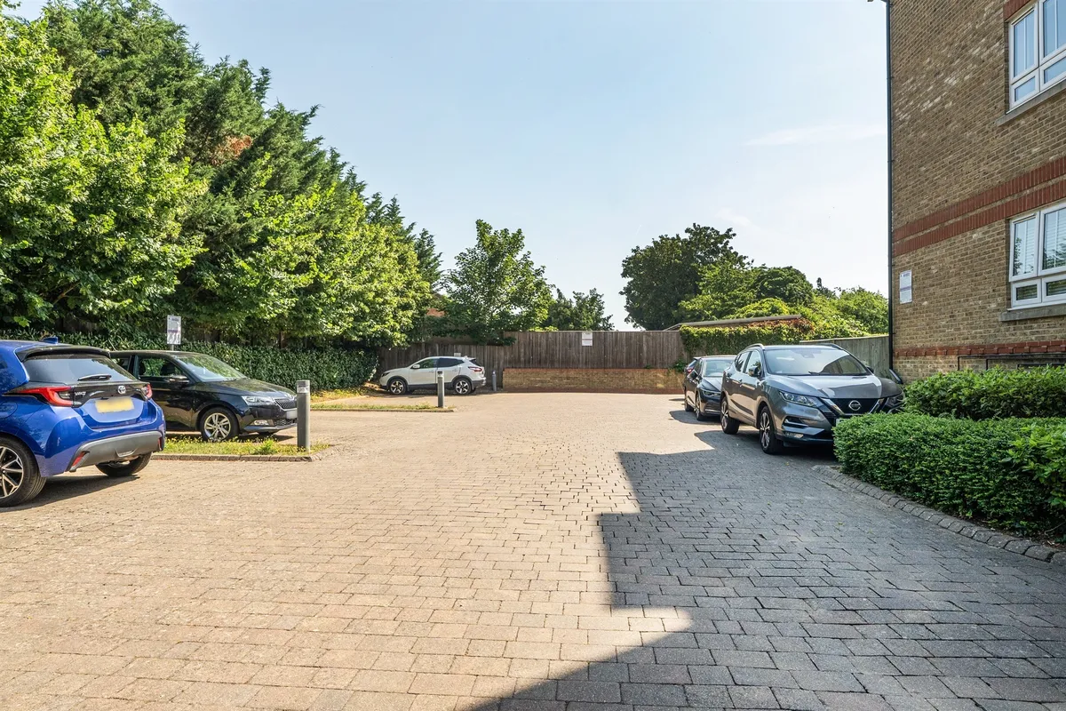 Flat Kingfisher Drive in Maidenhead