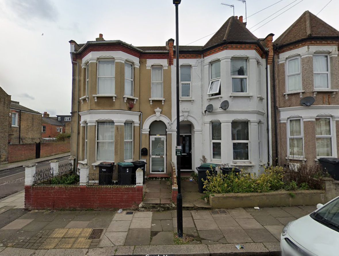 Flat Dongola Road in Greater London