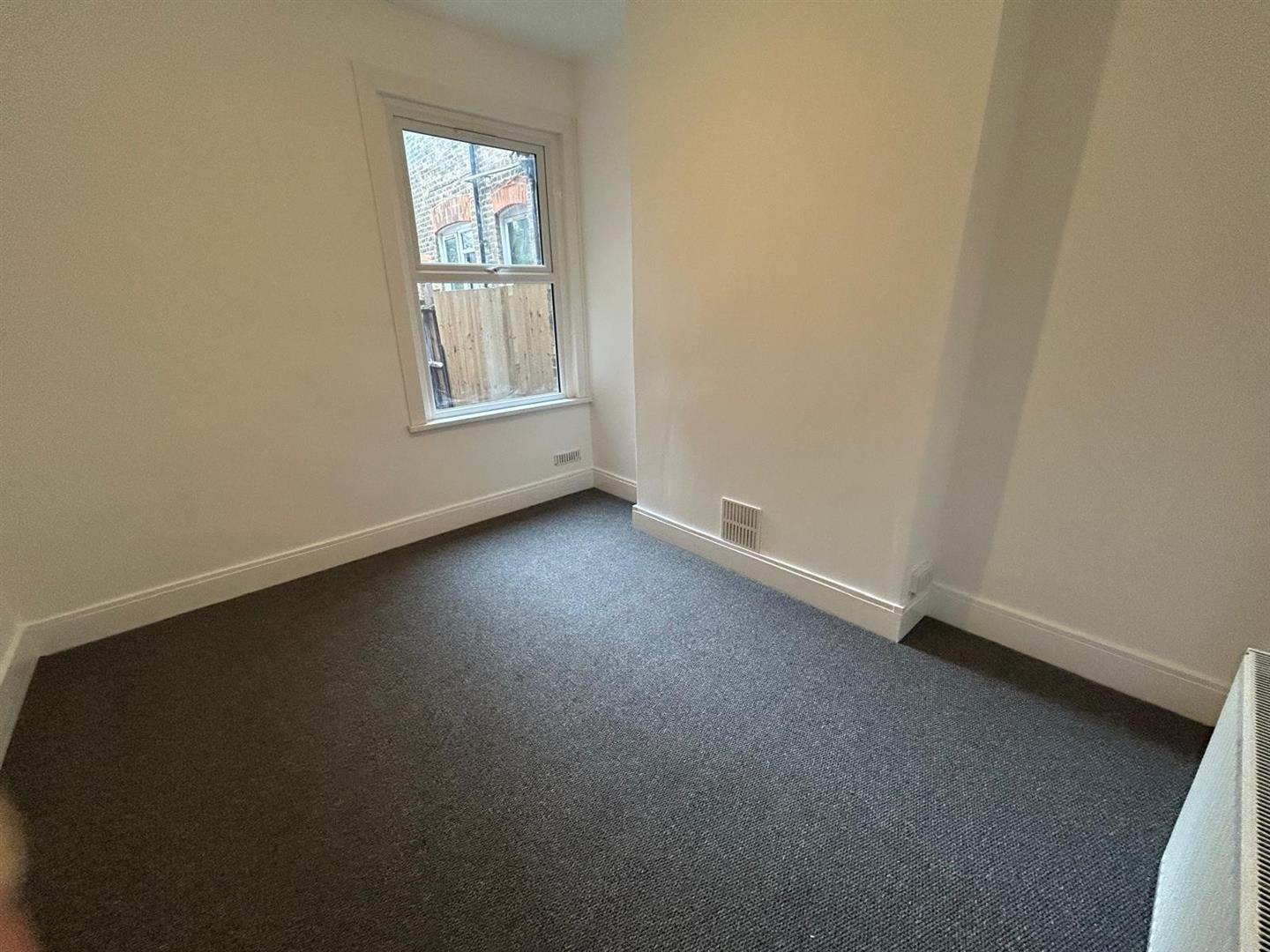 Flat Dongola Road in Greater London
