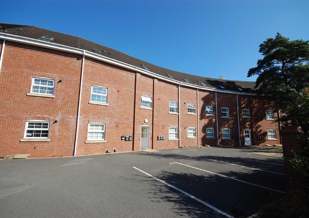 Flat Dam Mill Close in Bilbrook