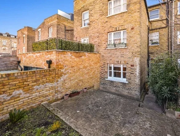 Flat Lindore Road in Greater London