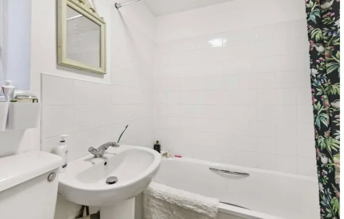 Flat Lindore Road in Greater London