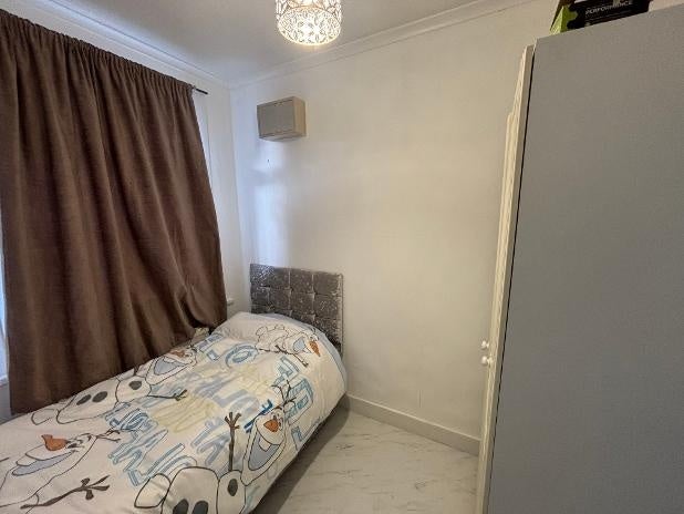 Flat Inwood Road in Greater London