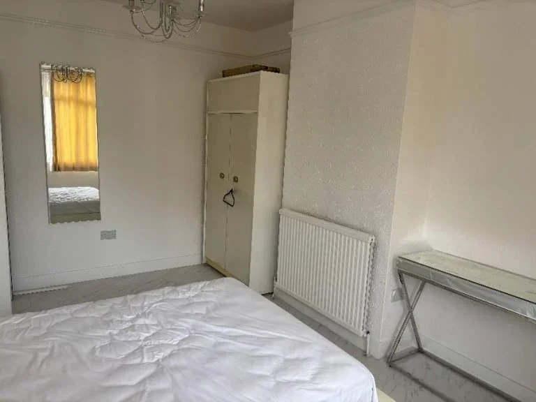 Flat Inwood Road in Greater London