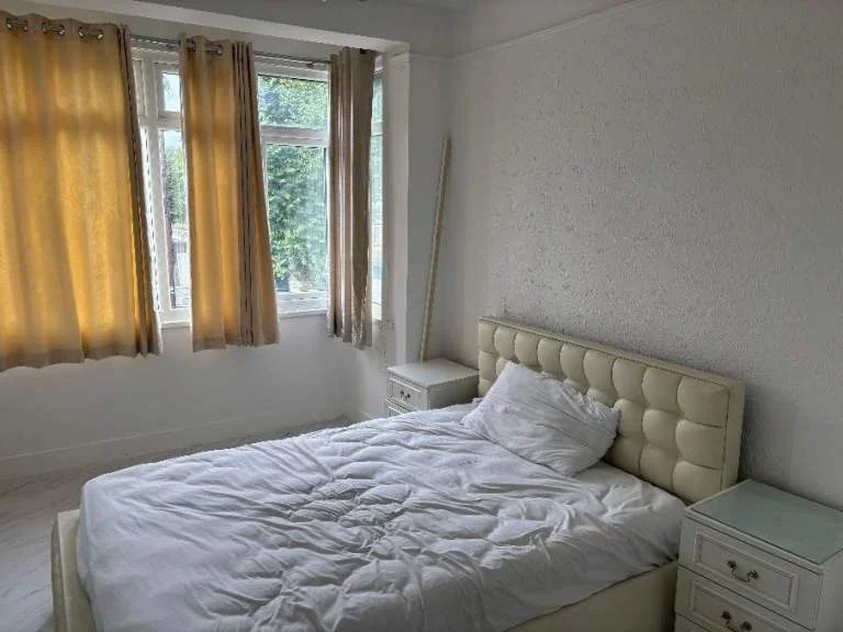Flat Inwood Road in Greater London